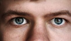 8 عادات سيئة تضر بصحة العينين